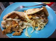 Una foto de redondo pollo