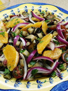 Una foto de Ensalada de berenjena, naranja y pistachos