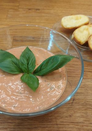 Sült paradicsomos- mascarponés krémleves szárított paradicsomos sajtchipsszel recept fotója
