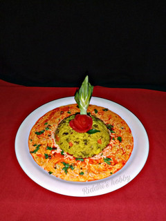 વઘારેલી ખીચડી (Vaghareli Khichdi Recipe In Gujarati) રેસીપી મુખ્ય ફોટો