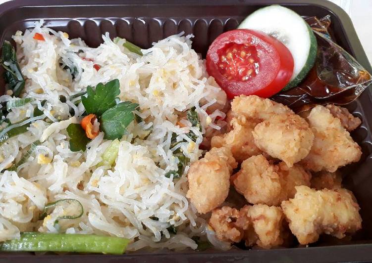 Bento mie dan ayam crispy