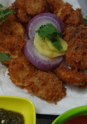A picture of Crispy Aloo Pyaaj Pakoras.