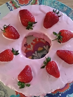 Una foto de Pastel de mantequilla con crema y fresas (Horno de microondas)
