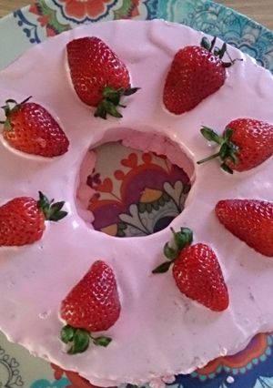 Una foto de Pastel de mantequilla con crema y fresas (Horno de microondas)