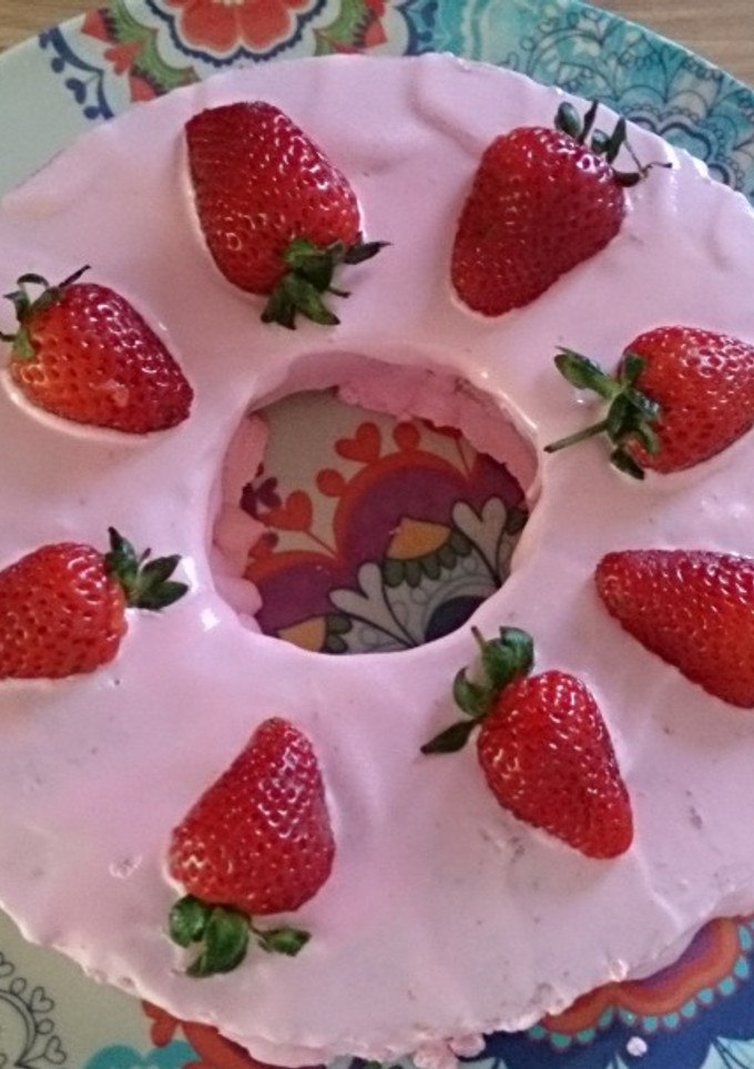 Una foto de Pastel de mantequilla con crema y fresas (Horno de microondas)