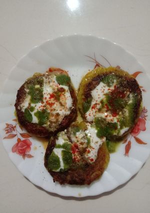 A picture of Aloo tikki chat.