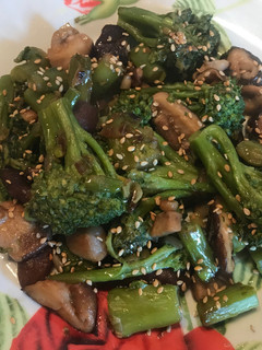 Una foto de Bimi salteado con shiitake y ajetes