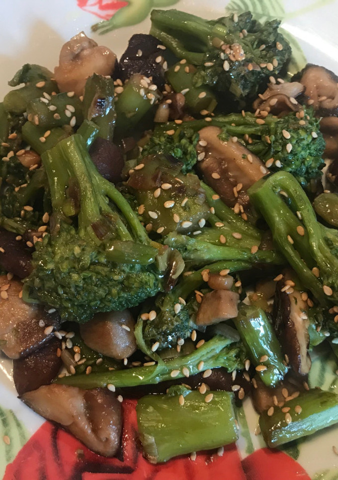 Una foto de Bimi salteado con shiitake y ajetes