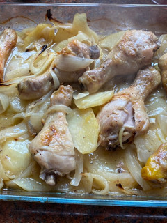 Una foto de Muslos de pollo con limón al horno🍋