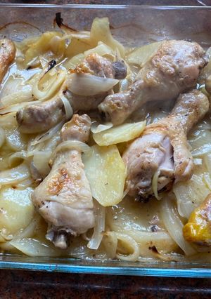 Una foto de Muslos de pollo con limón al horno🍋
