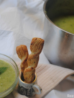 A picture of Leek and green peas soup.