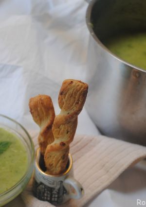 A picture of Leek and green peas soup.