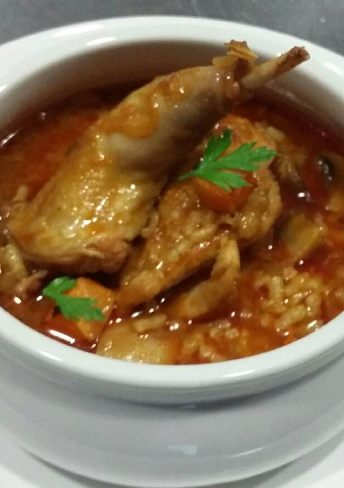 Una foto de Arroz caldoso de perdiz y setas