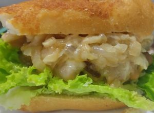 Una foto de Sándwich de pollo y cebollas grilladas🥪🧀🍗