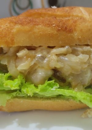 Una foto de Sándwich de pollo y cebollas grilladas🥪🧀🍗