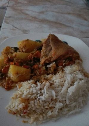 Una foto de Guiso de gallina en leche de coco