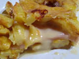 Tortilla de papas rellena con jamón y queso