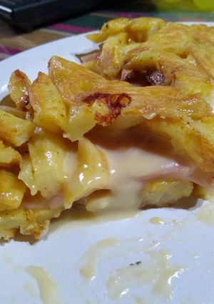 Una foto de Tortilla de papas rellena con jamón y queso