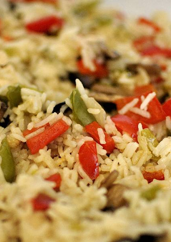 Una foto de Arroz basmati con pollo y verduras