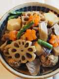 Verduras y pollo cocidos (Nishime, 煮しめ) comida japonesa
