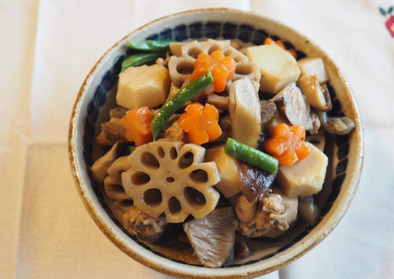 Verduras y pollo cocidos (Nishime, 煮しめ) comida japonesa