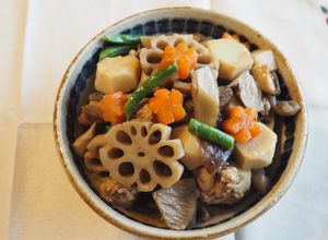 Una foto de Verduras y pollo cocidos (Nishime, 煮しめ) comida japonesa