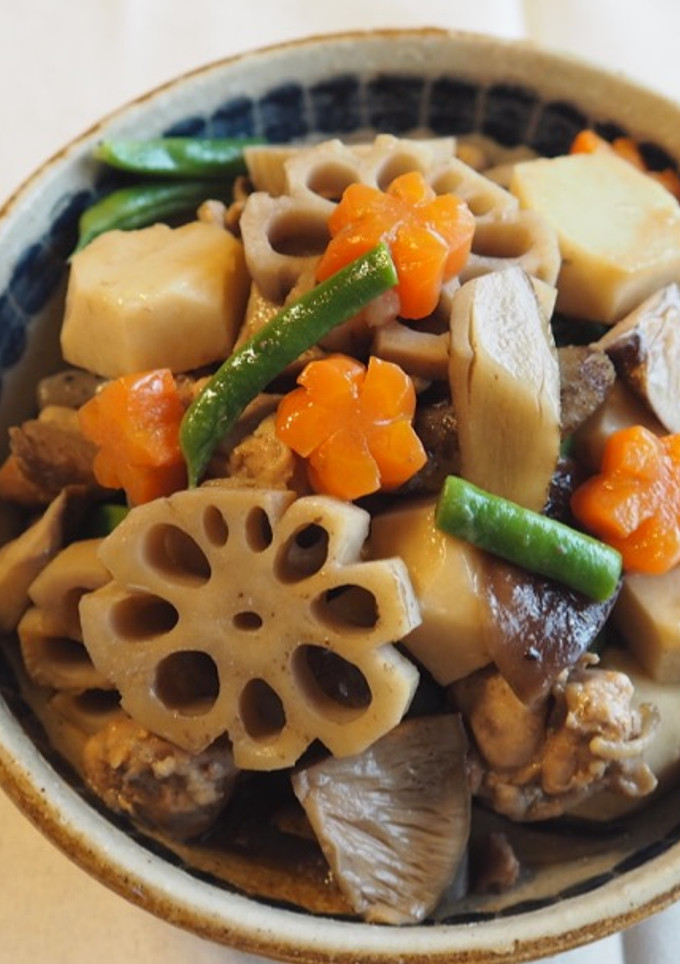 Una foto de Verduras y pollo cocidos (Nishime, 煮しめ) comida japonesa