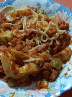 Una foto de Espaguetis con alcachofas y taquitos de jamón