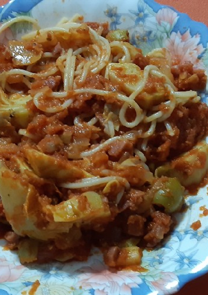 Una foto de Espaguetis con alcachofas y taquitos de jamón