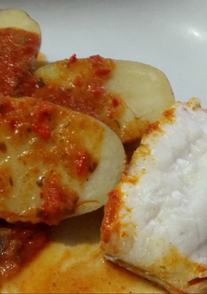 Una foto de Bacalao a la Vizcaína con toques Canarios
