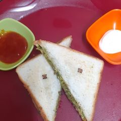 A picture of ત્રિરંગા ટોસ્ટી સેન્ડવીચ.