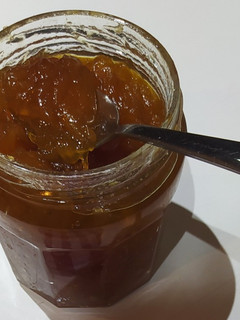 Una foto de Mermelada de cebolla, clavo, pimienta, jengibre y orujo hierbas