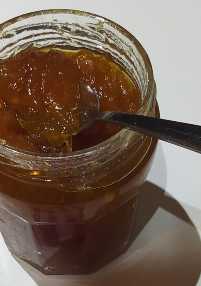 Una foto de Mermelada de cebolla, clavo, pimienta, jengibre y orujo hierbas