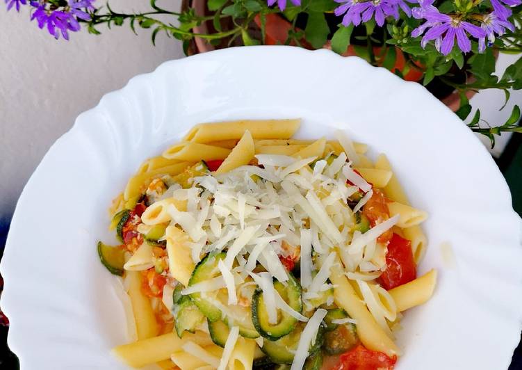 Pasta zucchine, pomodori e provola