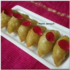 A picture of Gujiya (Moong daal khoya and nariyal stuffed).