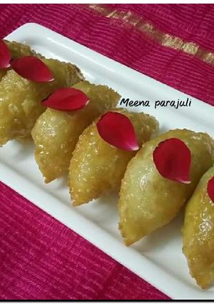 A picture of Gujiya (Moong daal khoya and nariyal stuffed).