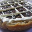 Tarta hojaldrada, con dulce de leche, chocolate y Crema Chantilly