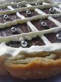 Tarta hojaldrada, con dulce de leche, chocolate y Crema Chantilly