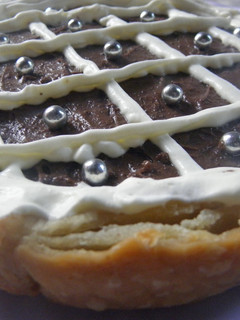 Una foto de Tarta hojaldrada, con dulce de leche, chocolate y Crema Chantilly