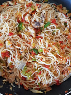 Una foto de Wok de verdura y pollo