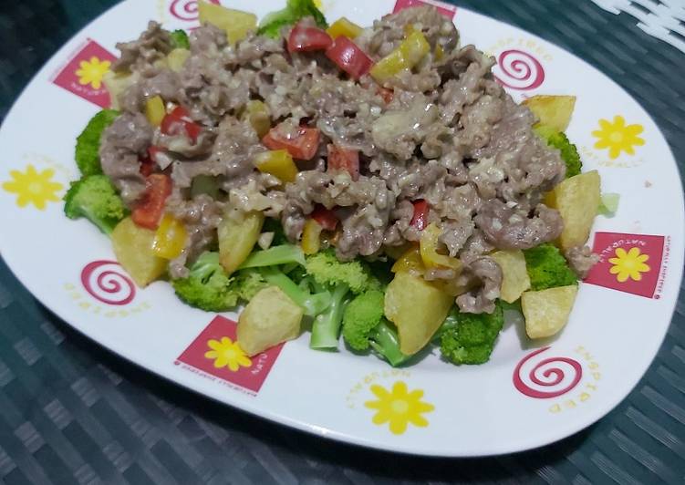 Brocoli &amp; potatoes with beef carbonara sauce