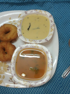 મેદૂવડા અને ઈડલી (Meduvada / Idli Recipe In Gujarati) રેસીપી મુખ્ય ફોટો