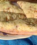 Fugazzeta rellena de jamón y queso