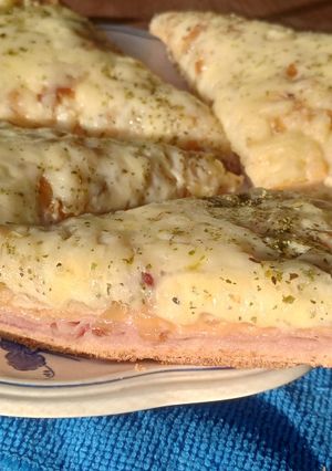 Una foto de Fugazzeta rellena de jamón y queso