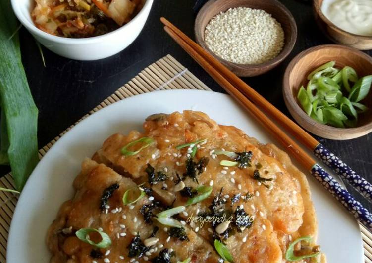 makanan Kimchi Jeon [Korean Kimchi Pancake] yang mengenyangkan