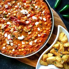 A picture of 🌱 Vegan Pulled Aubergine & Chickpea Coconut Curry 🍛.