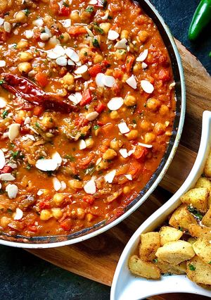 A picture of 🌱 Vegan Pulled Aubergine & Chickpea Coconut Curry 🍛.
