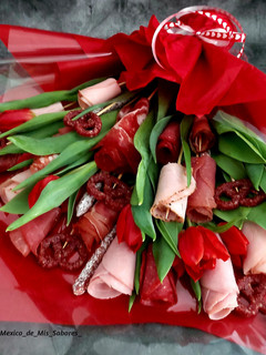 Una foto de Arreglo floral de carnes frías
