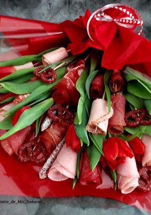 Una foto de Arreglo floral de carnes frías