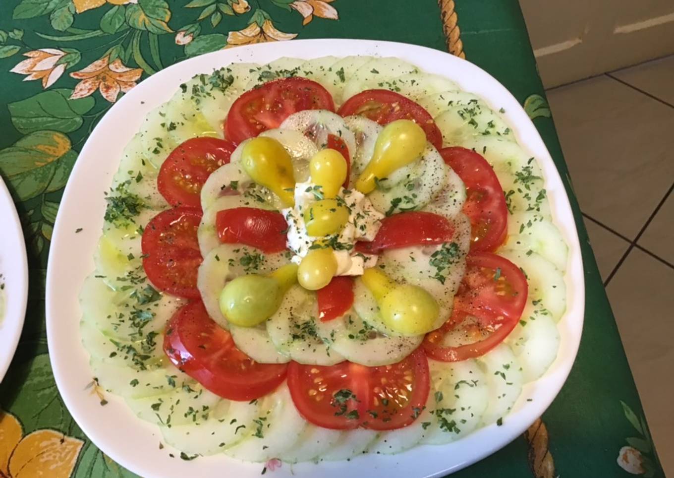 Salades individuelles concombre et deux tomates à la fêta sauce ciboulette persil